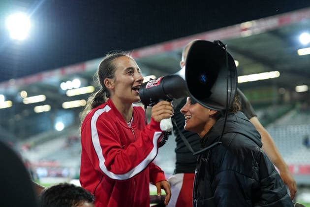 Emma Memminger (SC Freiburg, 32) und İlayda Acıkgöz Ilayda Acikgoez (SC Freiburg, 30) feiern den Sieg bei den Fans , Deutschland, Fussball, GooglePixel Frauen-Bundesliga, 4.Spieltag, 2026 2027, SC Freiburg vs. 1. FSV Mainz 05, 13.09.2026, Dreisamstadion, Freiburg Freiburg Dreisamstadion Baden-Wuerttemberg Deutschland Copyright: xArnexAmbergx