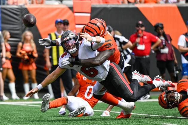 September 13, 2026, Cincinnati, Ohio, USA: Cincinnati Bengals linebacker Barrett Carter (49) forces a fumble of Tampa Bay Buccaneers quarterback Baker Mayfield (6) during an NFL, American Football Herren, USA football game in Cincinnati Football 2026: Cincinnati Bengals Vs Tampa Bay Buccaneers  - ZUMAm282 20260913_zsp_m282_003 Copyright: xBrianxMackx
