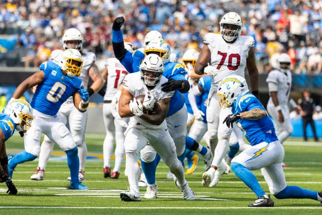 September 13, 2026, Inglewood, California, USA: Arizona Cardinals running back Tyler Allgeier (22) runs the ball fighting off pressure from Los Angeles Chargers during an NFL, American Football Herren, USA football game, in Inglewood, Calif. on Sunday 13, 2026. NHL, Eishockey Herren, USA 2026: Arizona Cardinals 26:14 LA Chargers - ZUMAc68_ 20260913_zaf_c68_030 Copyright: xRingoxChiux
