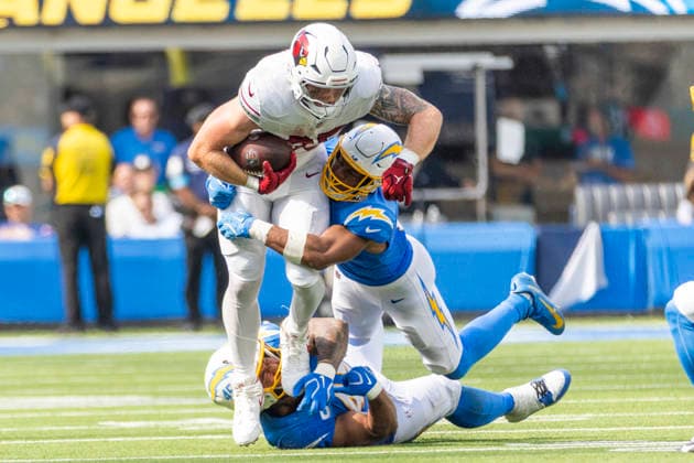 September 13, 2026, Inglewood, California, USA: Arizona Cardinals tight end Trey McBride (85) catches a pass against Los Angeles Chargers outside linebacker Tuli Tuipulotu (45) and linebacker Daiyan Henley (0) during an NFL, American Football Herren, USA football game, in Inglewood, Calif. on Sunday 13, 2026. NHL, Eishockey Herren, USA 2026: Arizona Cardinals 26:14 LA Chargers - ZUMAc68_ 20260913_zaf_c68_046 Copyright: xRingoxChiux