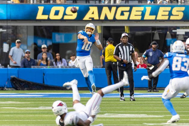 September 13, 2026, Inglewood, California, USA: Los Angeles Chargers quarterback Justin Herbert (10) passes the ball to tight end David Njoku (83) during an NFL, American Football Herren, USA football game against Arizona Cardinals, in Inglewood, Calif. on Sunday 13, 2026. NHL, Eishockey Herren, USA 2026: Arizona Cardinals 26:14 LA Chargers - ZUMAc68_ 20260913_zaf_c68_052 Copyright: xRingoxChiux