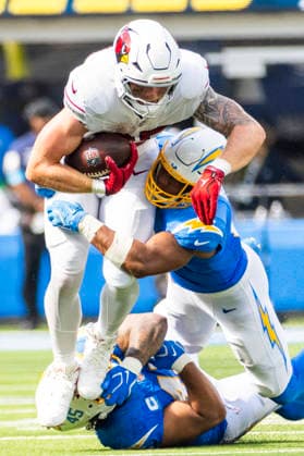 September 13, 2026, Inglewood, California, USA: Arizona Cardinals tight end Trey McBride (85) catches a pass against Los Angeles Chargers outside linebacker Tuli Tuipulotu (45) and linebacker Daiyan Henley (0) during an NFL, American Football Herren, USA football game, in Inglewood, Calif. on Sunday 13, 2026. NHL, Eishockey Herren, USA 2026: Arizona Cardinals 26:14 LA Chargers - ZUMAc68_ 20260913_zaf_c68_057 Copyright: xRingoxChiux