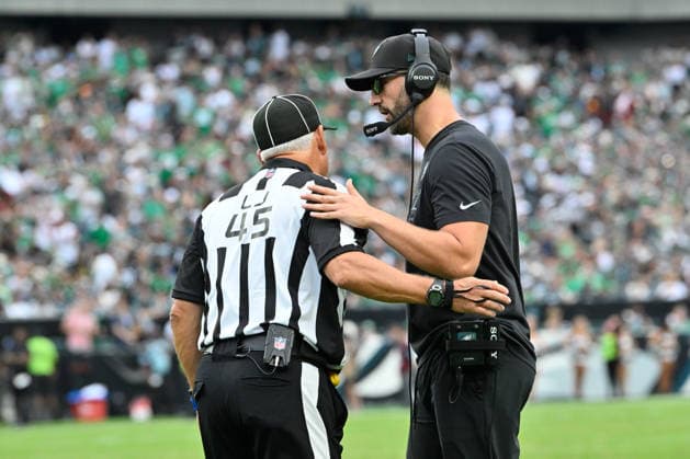 September 13, 2026; Philadelphia, Pennsylvania, USA; Philadelphia Eagles head coach Nick Sirianni speaks to line judge Jeff Seeman (45) during the first half against the Washington Commanders at Lincoln Financial Field. Mandatory Credit: -Cal Media NFL, American Football Herren, USA 2026: Commanders Vs Eagles SEP 13  - ZUMAc04_ 20260913_zma_c04_368 Copyright: xEricxCanhax