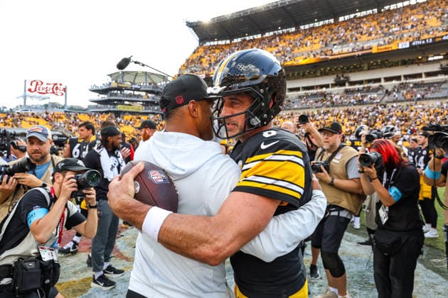 September 13, 2026, Pittsburgh, Pennsylvania, USA: Pittsburgh Steelers quarterback AARON RODGERS (8) hugs Atlanta Falcons quarterback TUA TAGOVAILOA (1) after the NFL, American Football Herren, USA football game between the Pittsburgh Steelers and the Atlanta Falcons in Pittsburgh, Pennsylvania. NFL 2026: Falcons 13: 20 Steelers  - ZUMAg257 20260913_zsp_g257_035 Copyright: xBrentxGudenschwagerx