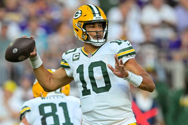 MINNEAPOLIS, MN - SEPTEMBER 13: Green Bay Packers quarterback Jordan Love (10) makes a throw during the third quarter of a NFL, American Football Herren, USA game between the Minnesota Vikings and Green Bay Packers on September 13, 2026, at U.S. Bank Stadium in Minneapolis MN. (Photo by Nick Wosika Icon Sportswire) NFL: SEP 13 Packers at Vikings EDITORIAL USE ONLY Icon20260913016
