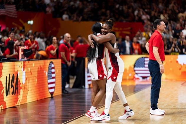 Jackie Young (USA, 13) und Chelsea Gray (USA, 08) umarmen sich, jubelt Jubel nach Sieg Spielende, GER, USA vs. Frankreich, Basketball, FIBA Women s World Cup 2026, Finale, 13.09.2026 GER, USA vs. Frankreich, Basketball, FIBA Women s World Cup 2026, Finale, 13.09.2026 Berlin Copyright: xEibner-Pressefoto MaxxVincenx EP_MVN