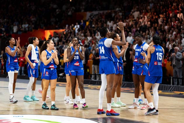 franzoesische Mannschaft enttaeuscht Enttaeuschung nach Niederlage, GER, USA vs. Frankreich, Basketball, FIBA Women s World Cup 2026, Finale, 13.09.2026 GER, USA vs. Frankreich, Basketball, FIBA Women s World Cup 2026, Finale, 13.09.2026 Berlin Copyright: xEibner-Pressefoto MaxxVincenx EP_MVN
