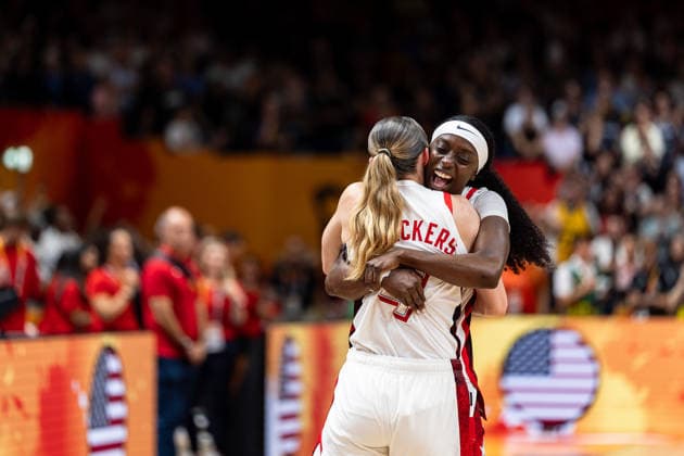 Paige Bueckers (USA, 04) und Kahleah Copper (USA, 07) umarmen sich jubelnd, jubelt Jubel nach Sieg Spielende, GER, USA vs. Frankreich, Basketball, FIBA Women s World Cup 2026, Finale, 13.09.2026 GER, USA vs. Frankreich, Basketball, FIBA Women s World Cup 2026, Finale, 13.09.2026 Berlin Copyright: xEibner-Pressefoto MaxxVincenx EP_MVN