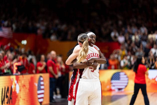 Paige Bueckers (USA, 04) und Kahleah Copper (USA, 07) umarmen sich jubelnd, jubelt Jubel nach Sieg Spielende, GER, USA vs. Frankreich, Basketball, FIBA Women s World Cup 2026, Finale, 13.09.2026 GER, USA vs. Frankreich, Basketball, FIBA Women s World Cup 2026, Finale, 13.09.2026 Berlin Copyright: xEibner-Pressefoto MaxxVincenx EP_MVN