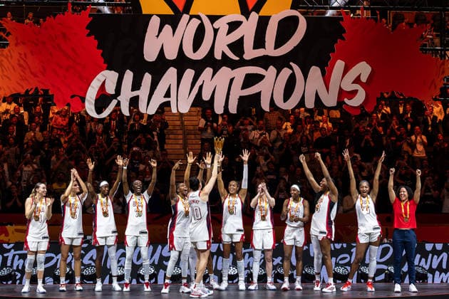US-amerikanische Mannschaft jubelt Jubel nach Sieg Spielende mit WM Pokal, GER, USA vs. Frankreich, Basketball, FIBA Women s World Cup 2026, Finale, 13.09.2026 GER, USA vs. Frankreich, Basketball, FIBA Women s World Cup 2026, Finale, 13.09.2026 Berlin Copyright: xEibner-Pressefoto MaxxVincenx EP_MVN