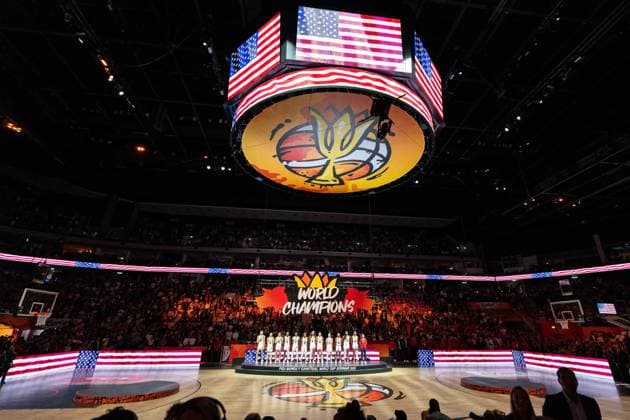 US-amerikanische Mannschaft jubelt Jubel nach Sieg Spielende auf dem Podest, Nationalhymne, GER, USA vs. Frankreich, Basketball, FIBA Women s World Cup 2026, Finale, 13.09.2026 GER, USA vs. Frankreich, Basketball, FIBA Women s World Cup 2026, Finale, 13.09.2026 Berlin Copyright: xEibner-Pressefoto MaxxVincenx EP_MVN