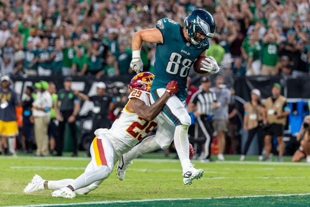 Philadelphia Eagles tight end Dallas Goedert (88) evades Washington Commanders cornerback Darius Rush (29) at the end zone for a touchdown in the fourth quarter of NFL, American Football Herren, USA action at Lincoln Financial Field in Philadelphia, Pennsylvania on Sunday, September 13, 2026.  PHI20260913013 LAURENCExKESTERSON