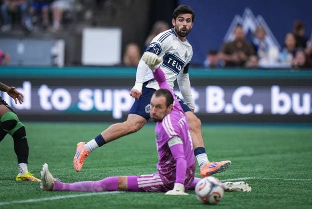September 13, 2026, Vancouver, Bc, CANADA: Vancouver Whitecaps Brian White, back, scores against Austin FC goalkeeper Brad Stuver during the second half of an MLS, Fussball Herren, USA soccer match, in Vancouver, on Sunday, Sept. 13, 2026. Canada News - September 13, 2026 - ZUMAc35_ 20260913_zaf_c35_170 Copyright: xDarrylxDyckx