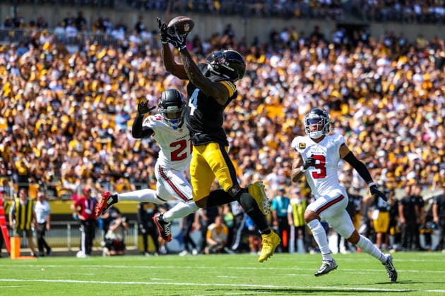September 13, 2026, Pittsburgh, Pennsylvania, USA: Pittsburgh Steelers wide receiver DK METCALF (4) attempts to make a leaping catch against Atlanta Falcons cornerback MIKE HUGHES (21) during the NFL, American Football Herren, USA football game between the Pittsburgh Steelers and the Atlanta Falcons in Pittsburgh, Pennsylvania. NFL 2026: Falcons 13: 20 Steelers  - ZUMAg257 20260913_zsp_g257_059 Copyright: xBrentxGudenschwagerx
