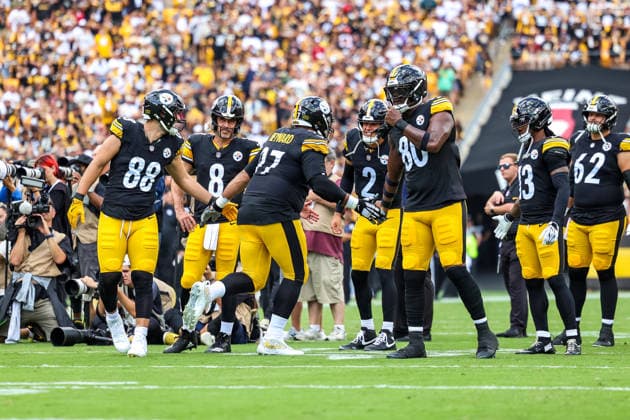 September 13, 2026, Pittsburgh, Pennsylvania, USA: Pittsburgh Steelers quarterback AARON RODGERS (8) and tight ends PAT FREIERMUTH (88) and DARNELL WASHINGTON (80) high five defensive lineman CAMERON HEYWARD (97) before the NFL, American Football Herren, USA football game between the Pittsburgh Steelers and the Atlanta Falcons in Pittsburgh, Pennsylvania. NFL 2026: Falcons 13: 20 Steelers  - ZUMAg257 20260913_zsp_g257_075 Copyright: xBrentxGudenschwagerx