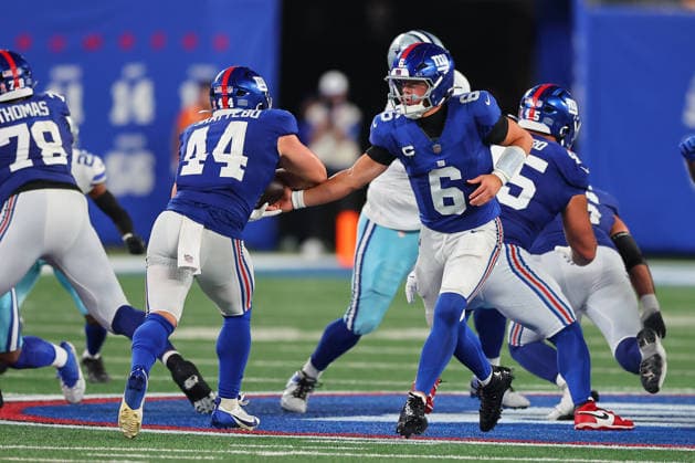 EAST RUTHERFORD, NJ - SEPTEMBER 13: Jaxson Dart 6 of the New York Giants hands off to Cam Skattebo 44 during the game against the Dallas Cowboys on September 13, 2026 at MetLife Stadium in East Rutherford, New Jersey. (Photo by Rich Graessle Icon Sportswire) NFL, American Football Herren, USA SEP 13 Cowboys at Giants EDITORIAL USE ONLY Icon26091331717