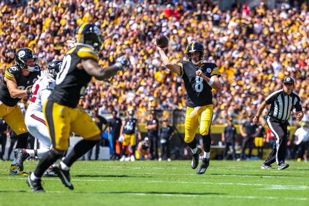 September 13, 2026, Pittsburgh, Pennsylvania, USA: Pittsburgh Steelers quarterback AARON RODGERS (8) throws a pass intended for running back JAYLEN WARREN (30) during the NFL, American Football Herren, USA football game between the Pittsburgh Steelers and the Atlanta Falcons in Pittsburgh, Pennsylvania. NFL 2026: Falcons 13: 20 Steelers  - ZUMAg257 20260913_zsp_g257_091 Copyright: xBrentxGudenschwagerx