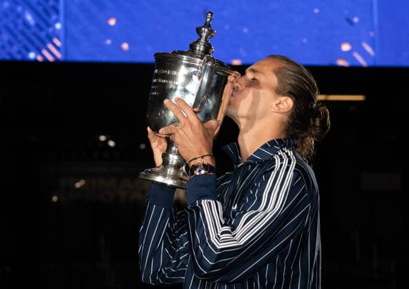 2026 US Open - Day 15 NEW YORK, NEW YORK - SEPTEMBER 13: Alexander Zverev of Germany poses with the trophy in front of the Arthur Ashe Stadium after winning the men™s singles final against Ben Shelton of the United States (not pictured) during the 2026 US Open - Day 15 at USTA Billie Jean King National Tennis Center on September 13, 2026 in New York, New York. New York USTA Billie Jean King National Tennis Center New York United States Copyright: xSusanxMullane ISIxPhotosx 9760