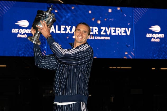 2026 US Open - Day 15 NEW YORK, NEW YORK - SEPTEMBER 13: Alexander Zverev of Germany poses with the trophy in front of the Arthur Ashe Stadium after winning the men™s singles final against Ben Shelton of the United States (not pictured) during the 2026 US Open - Day 15 at USTA Billie Jean King National Tennis Center on September 13, 2026 in New York, New York. New York USTA Billie Jean King National Tennis Center New York United States Copyright: xSusanxMullane ISIxPhotosx 9760