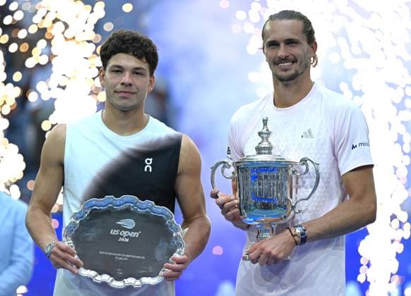 (260914) -- NEW YORK, Sept. 14, 2026 -- Alexander Zverev (R) of Germany and Ben Shelton of the United States pose for photos during the awarding ceremony after their men s singles final match at the 2026 US Open tennis championships in New York, the United States, Sept. 13, 2026. ) (SP)U.S.-NEW YORK-TENNIS-US OPEN-MEN S FINAL LixRui 