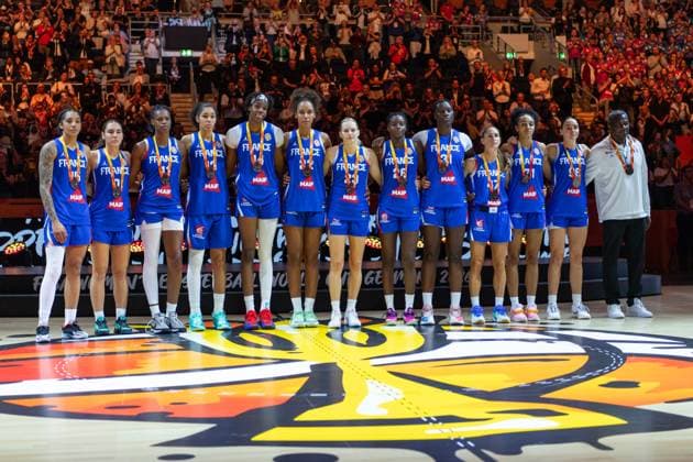 (260914) -- BERLIN, Sept. 14, 2026 -- Silver medalists of France attend the awarding ceremony after the final match between the United States and France at the FIBA Women s Basketball World Cup 2026 in Berlin, Germany, Sept. 13, 2026. ) (SP)GERMANY-BERLIN-BASKETBALL-WOMEN S WORLD CUP-FINAL-USA VS FRA ZhangxHaofu 