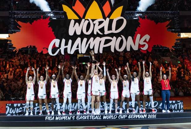 (260914) -- BERLIN, Sept. 14, 2026 -- Gold medalists of the United States celebrate at the awarding ceremony after the final match between the United States and France at the FIBA Women s Basketball World Cup 2026 in Berlin, Germany, Sept. 13, 2026. ) (SP)GERMANY-BERLIN-BASKETBALL-WOMEN S WORLD CUP-FINAL-USA VS FRA ZhangxHaofu 