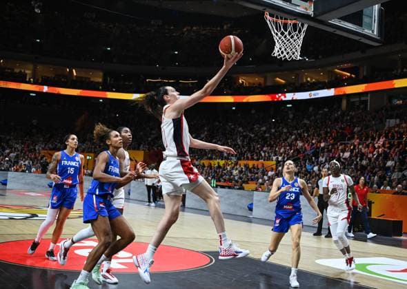 (260914) -- BERLIN, Sept. 14, 2026 -- Breanna Stewart (top) of the United States goes for a layup during the final match between the United States and France at the FIBA Women s Basketball World Cup 2026 in Berlin, Germany, Sept. 13, 2026. ) (SP)GERMANY-BERLIN-BASKETBALL-WOMEN S WORLD CUP-FINAL-USA VS FRA ZhangxHaofu 
