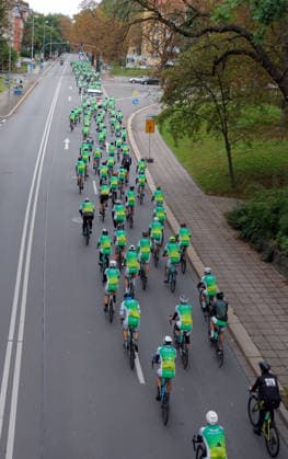Peace and Ride 2026 Der European Peace Ride steht für Geschichte und europäische Freundschaft eine gemeinsame Fahrt für den Frieden, kein Rennen. 13.09.2026, Chemnitz, Reichsstraße, gegen 16.15 Uhr , die letzten 2 km des diesjährigen Rennens. Die Route startet 2026 in Zittau, führt durch Liberec und Dresden und endet in Chemnitz. Auf rund 500 Kilometern durchfahren die 200 Teilnehmenden Deutschland, Polen und Tschechien. Dabei meistern sie 6.000 Höhenmeter bei einer Durchschnittsgeschwindigkeit von 28 km h. Neben fordernden Anstiegen bietet die Route auch abwechslungsreiche Landschaften und geschichtsträchtige Orte. Chemnitz Sachsen BRD