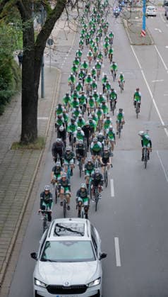 Peace and Ride 2026 Der European Peace Ride steht für Geschichte und europäische Freundschaft eine gemeinsame Fahrt für den Frieden, kein Rennen. 13.09.2026, Chemnitz, Reichsstraße, gegen 16.15 Uhr , die letzten 2 km des diesjährigen Rennens. Die Route startet 2026 in Zittau, führt durch Liberec und Dresden und endet in Chemnitz. Auf rund 500 Kilometern durchfahren die 200 Teilnehmenden Deutschland, Polen und Tschechien. Dabei meistern sie 6.000 Höhenmeter bei einer Durchschnittsgeschwindigkeit von 28 km h. Neben fordernden Anstiegen bietet die Route auch abwechslungsreiche Landschaften und geschichtsträchtige Orte. Chemnitz Sachsen BRD