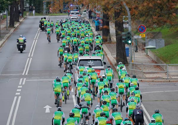 Peace and Ride 2026 Der European Peace Ride steht für Geschichte und europäische Freundschaft eine gemeinsame Fahrt für den Frieden, kein Rennen. 13.09.2026, Chemnitz, Reichsstraße, gegen 16.15 Uhr , die letzten 2 km des diesjährigen Rennens. Die Route startet 2026 in Zittau, führt durch Liberec und Dresden und endet in Chemnitz. Auf rund 500 Kilometern durchfahren die 200 Teilnehmenden Deutschland, Polen und Tschechien. Dabei meistern sie 6.000 Höhenmeter bei einer Durchschnittsgeschwindigkeit von 28 km h. Neben fordernden Anstiegen bietet die Route auch abwechslungsreiche Landschaften und geschichtsträchtige Orte. Chemnitz Sachsen BRD