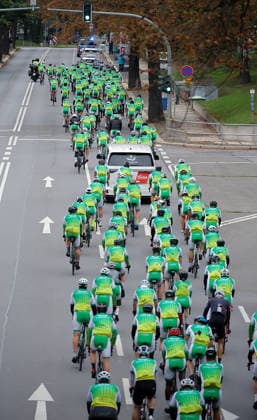 Peace and Ride 2026 Der European Peace Ride steht für Geschichte und europäische Freundschaft eine gemeinsame Fahrt für den Frieden, kein Rennen. 13.09.2026, Chemnitz, Reichsstraße, gegen 16.15 Uhr , die letzten 2 km des diesjährigen Rennens. Die Route startet 2026 in Zittau, führt durch Liberec und Dresden und endet in Chemnitz. Auf rund 500 Kilometern durchfahren die 200 Teilnehmenden Deutschland, Polen und Tschechien. Dabei meistern sie 6.000 Höhenmeter bei einer Durchschnittsgeschwindigkeit von 28 km h. Neben fordernden Anstiegen bietet die Route auch abwechslungsreiche Landschaften und geschichtsträchtige Orte. Chemnitz Sachsen BRD