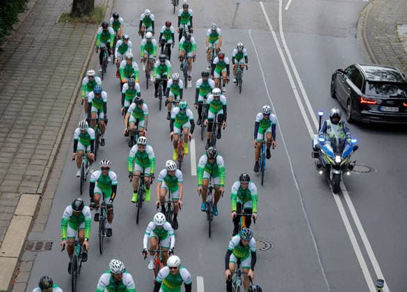 Peace and Ride 2026 Der European Peace Ride steht für Geschichte und europäische Freundschaft eine gemeinsame Fahrt für den Frieden, kein Rennen. 13.09.2026, Chemnitz, Reichsstraße, gegen 16.15 Uhr , die letzten 2 km des diesjährigen Rennens. Die Route startet 2026 in Zittau, führt durch Liberec und Dresden und endet in Chemnitz. Auf rund 500 Kilometern durchfahren die 200 Teilnehmenden Deutschland, Polen und Tschechien. Dabei meistern sie 6.000 Höhenmeter bei einer Durchschnittsgeschwindigkeit von 28 km h. Neben fordernden Anstiegen bietet die Route auch abwechslungsreiche Landschaften und geschichtsträchtige Orte. Chemnitz Sachsen BRD
