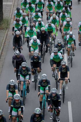 Peace and Ride 2026 Der European Peace Ride steht für Geschichte und europäische Freundschaft eine gemeinsame Fahrt für den Frieden, kein Rennen. 13.09.2026, Chemnitz, Reichsstraße, gegen 16.15 Uhr , die letzten 2 km des diesjährigen Rennens. Die Route startet 2026 in Zittau, führt durch Liberec und Dresden und endet in Chemnitz. Auf rund 500 Kilometern durchfahren die 200 Teilnehmenden Deutschland, Polen und Tschechien. Dabei meistern sie 6.000 Höhenmeter bei einer Durchschnittsgeschwindigkeit von 28 km h. Neben fordernden Anstiegen bietet die Route auch abwechslungsreiche Landschaften und geschichtsträchtige Orte. Chemnitz Sachsen BRD