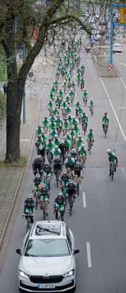 Peace and Ride 2026 Der European Peace Ride steht für Geschichte und europäische Freundschaft eine gemeinsame Fahrt für den Frieden, kein Rennen. 13.09.2026, Chemnitz, Reichsstraße, gegen 16.15 Uhr , die letzten 2 km des diesjährigen Rennens. Die Route startet 2026 in Zittau, führt durch Liberec und Dresden und endet in Chemnitz. Auf rund 500 Kilometern durchfahren die 200 Teilnehmenden Deutschland, Polen und Tschechien. Dabei meistern sie 6.000 Höhenmeter bei einer Durchschnittsgeschwindigkeit von 28 km h. Neben fordernden Anstiegen bietet die Route auch abwechslungsreiche Landschaften und geschichtsträchtige Orte. Chemnitz Sachsen BRD