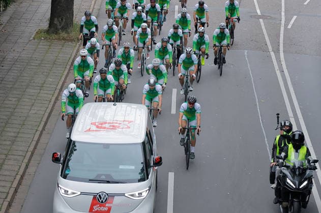 Peace and Ride 2026 Der European Peace Ride steht für Geschichte und europäische Freundschaft eine gemeinsame Fahrt für den Frieden, kein Rennen. 13.09.2026, Chemnitz, Reichsstraße, gegen 16.15 Uhr , die letzten 2 km des diesjährigen Rennens. Die Route startet 2026 in Zittau, führt durch Liberec und Dresden und endet in Chemnitz. Auf rund 500 Kilometern durchfahren die 200 Teilnehmenden Deutschland, Polen und Tschechien. Dabei meistern sie 6.000 Höhenmeter bei einer Durchschnittsgeschwindigkeit von 28 km h. Neben fordernden Anstiegen bietet die Route auch abwechslungsreiche Landschaften und geschichtsträchtige Orte. Chemnitz Sachsen BRD