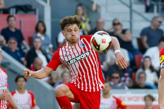 Philipp Treu (SC Freiburg, 29) am Ball , Deutschland, Fussball, 1. Bundesliga, 3.Spieltag, 2026 2027, SC Freiburg vs. Borussia Mönchengladbach, 12.09.2026, Freiburg im Breisgau Europa-Park Stadion Deutschland Copyright: xGrantxHubbsx