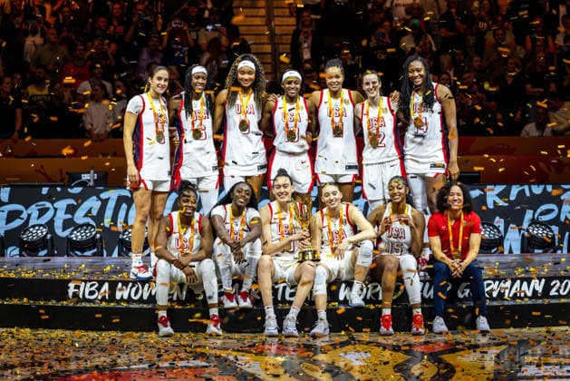 Basketball Berlin 13.09.2026 FIBA Women™s Basketball World Cup Germany 2026 Finale Final Vereinigte Staaten von Amerika (USA) - Frankreich (FRA) USA gewinnen und sind Weltmeisterinnen 2026 Team USA Paige Bueckers (USA, No.04) Sonia Citron (USA, No.05) Rhyne Howard (USA, No.06) Kahleah Copper (USA, No.07) Chelsea Gray (USA, No.08) Kiki Iriafen (USA, No.09) Breanna Stewart (USA, No.10) mit Pokal Napheesa Collier (USA, No.11) Caitlin Clark (USA, No.12) Jackie Young (USA, No.13) Aliyah Boston (USA, No.14) Angel Reese (USA, No.15) kara Lawson (USA, Trainer) Siegerehrung
