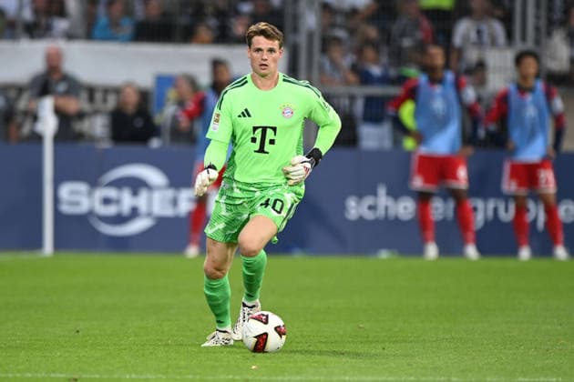 Torwart Jonas URBIG (M) Aktion, Einzelaktion Fussball 1. Bundesliga, 3.Spieltag, matchday3, Spieltag3, SV 07 Elversberg - FC Bayern Muenchen 1-2 am 13.09.2026 in der Ursapharm-Arena an der Kaiserlinde, Waldstadion in Elversberg Deutschland. DFL regulations prohibit any use of photographs as image sequences and or quasi-video Â