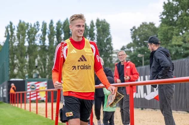 Fußball, Herren, Saison 2026 2027, 1. Bundesliga, 1. FC Union Berlin, Training auf Trainingsplatz II, Zeno van den Bosch (1. FC Union Berlin) und Fans, die ihm ein Mosaik schenkten, 14.09.2026,