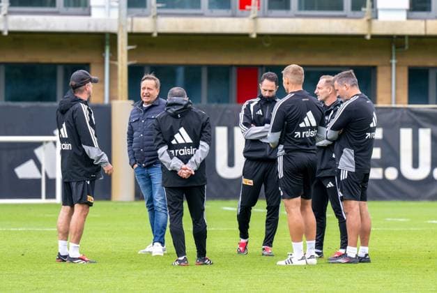 Fußball, Herren, Saison 2026 2027, 1. Bundesliga, 1. FC Union Berlin, Training auf Trainingsplatz II, v. l. Co-Trainer Sebastian Bönig (1. FC Union), Profifußball-Geschäftsführer Horst Heldt (1. FC Union Berlin), Co-Trainer Sascha Stauch (1. FC Union), Co-Trainer Enrico Schirinzi (1. FC Union), Athletiktrainer Martin Krüger (1. FC Union), Trainer Mauro Lustrinelli (1. FC Union Berlin), Co-Trainer Michel Renggli (1. FC Union) nach dem Training, 14.09.2026,