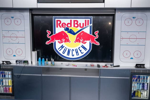 Taktikboard mit Bildschirm in der Umkleidekabine GER, EHC Red Bull Muenchen, Eishockey, DEL, Open Locker Room, 14.09.2026. Foto: HMB Media Heike Feiner