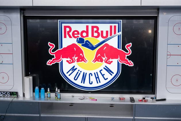 Bildschirm mit Logo von Red Bull Muenchen am Taktikboard in der Umkleidekabine GER, EHC Red Bull Muenchen, Eishockey, DEL, Open Locker Room, 14.09.2026. Foto: HMB Media Heike Feiner