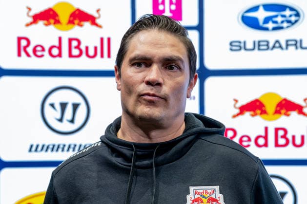 Neville Rautert (Managing Director Sports, EHC Red Bull Muenchen) vor der Interviewtafel GER, EHC Red Bull Muenchen, Eishockey, DEL, Open Locker Room, 14.09.2026. Foto: HMB Media Heike Feiner