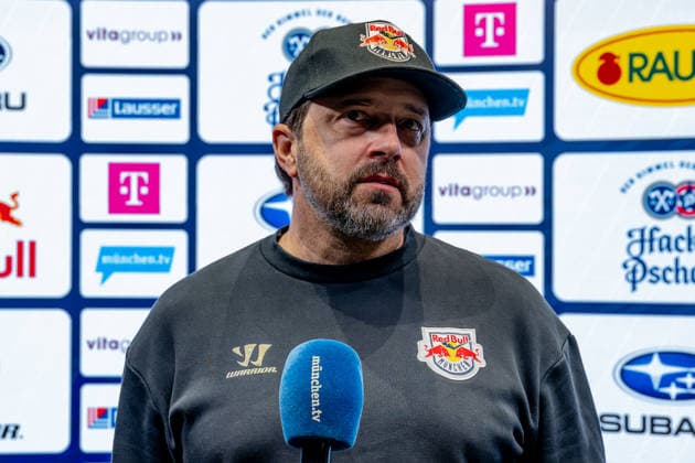 Oliver David (Chef-Trainer, EHC Red Bull Muenchen) beim Interview vor der Sponsorenwand GER, EHC Red Bull Muenchen, Eishockey, DEL, Open Locker Room, 14.09.2026. Foto: HMB Media Heike Feiner