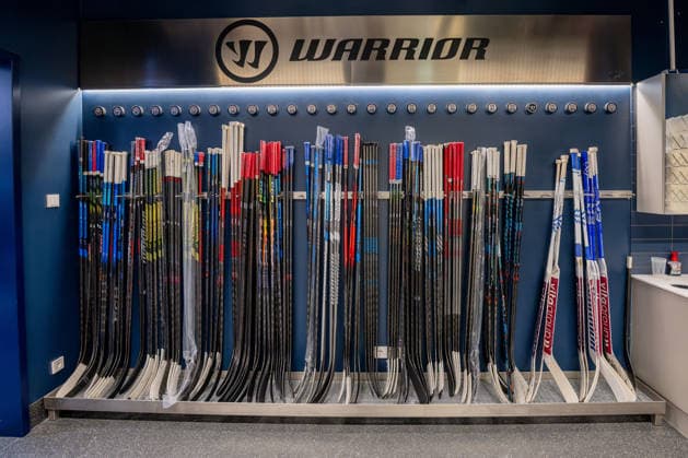 Staender mit den Hockeyschlaegern aller Spieler, darueber Pucks mit der jeweiligen Spielernummer GER, EHC Red Bull Muenchen, Eishockey, DEL, Open Locker Room, 14.09.2026. Foto: HMB Media Heike Feiner
