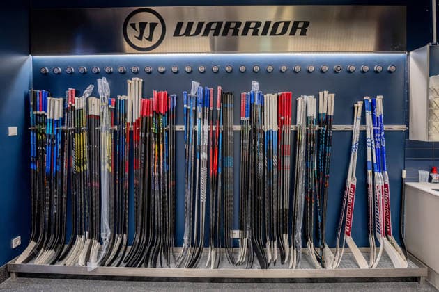 Staender mit den Hockeyschlaegern aller Spieler, darueber Pucks mit der jeweiligen Spielernummer GER, EHC Red Bull Muenchen, Eishockey, DEL, Open Locker Room, 14.09.2026. Foto: HMB Media Heike Feiner