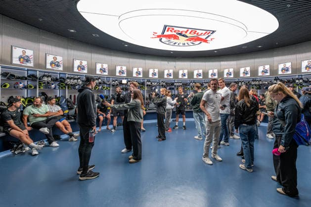 Die Pressevertreter mit Spielern der Red Bulls in der Umkleide GER, EHC Red Bull Muenchen, Eishockey, DEL, Open Locker Room, 14.09.2026. Foto: HMB Media Heike Feiner