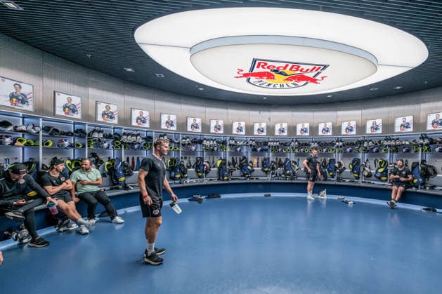 Der Umkleideraum der Spieler des EHC Red Bull Muenchen GER, EHC Red Bull Muenchen, Eishockey, DEL, Open Locker Room, 14.09.2026. Foto: HMB Media Heike Feiner