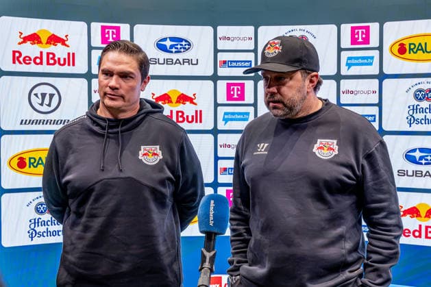 Neville Rautert (Managing Director Sports, EHC Red Bull Muenchen) und Oliver David (Chef-Trainer, EHC Red Bull Muenchen) beim Interview vor der Sponsorenwand GER, EHC Red Bull Muenchen, Eishockey, DEL, Open Locker Room, 14.09.2026. Foto: HMB Media Heike Feiner