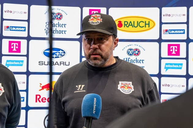 Oliver David (Chef-Trainer, EHC Red Bull Muenchen) beim Interview vor der Sponsorenwand GER, EHC Red Bull Muenchen, Eishockey, DEL, Open Locker Room, 14.09.2026. Foto: HMB Media Heike Feiner